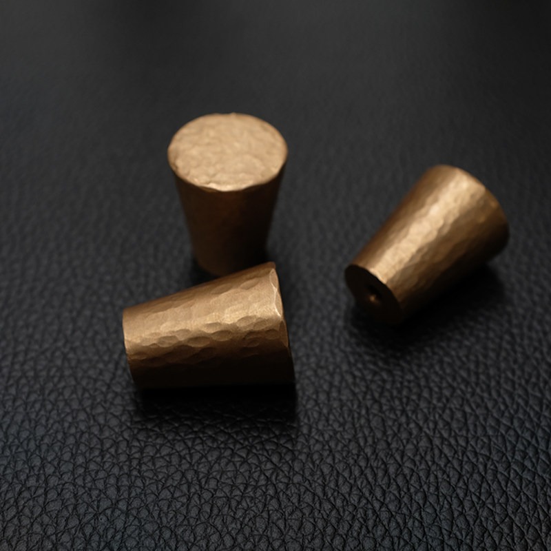 Furniture Grade Hardware - 純銅製シングルホールプル、ハンマードブラス製引き出しハンドル、ドレッサー・テレビスタンド用キャビネットノブ、高級家具金具