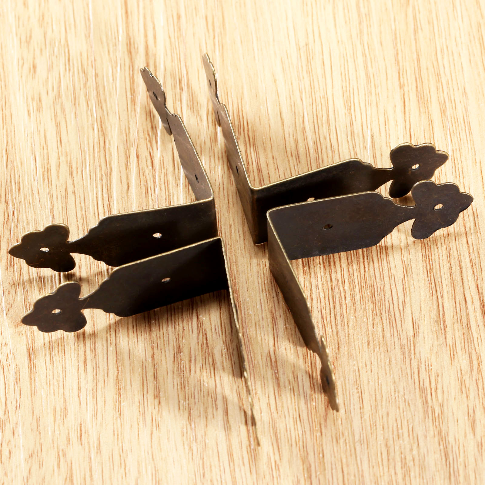 装飾的な鉄の花のコーナープロテクター,4個,ボックスカバー, - Furniture Hardware Antique のレビューと価格