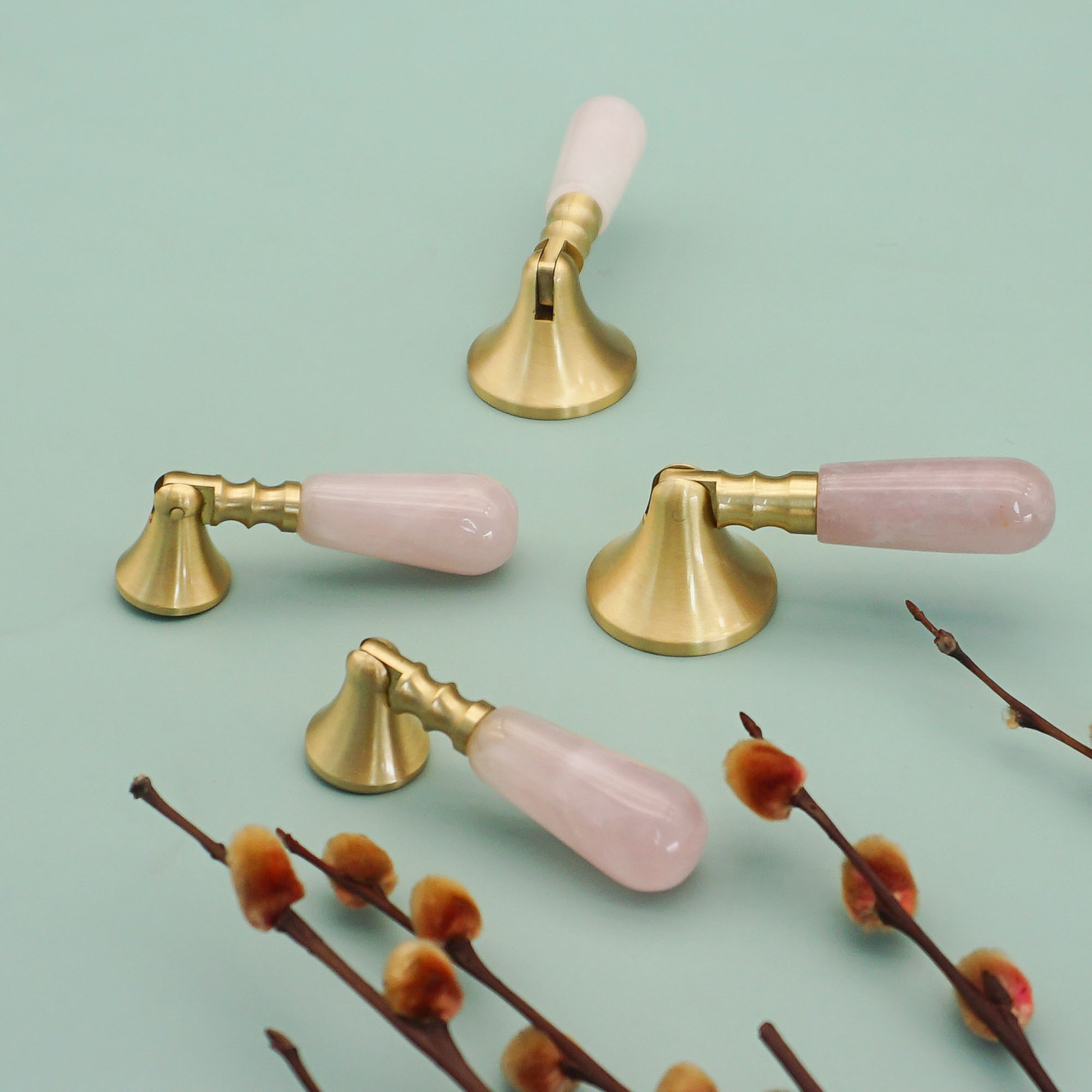 ピンククリスタル + 真鍮ドアノブとハンドルキッチンキャビネ - Furniture Hardware Drop Pulls のレビューと価格