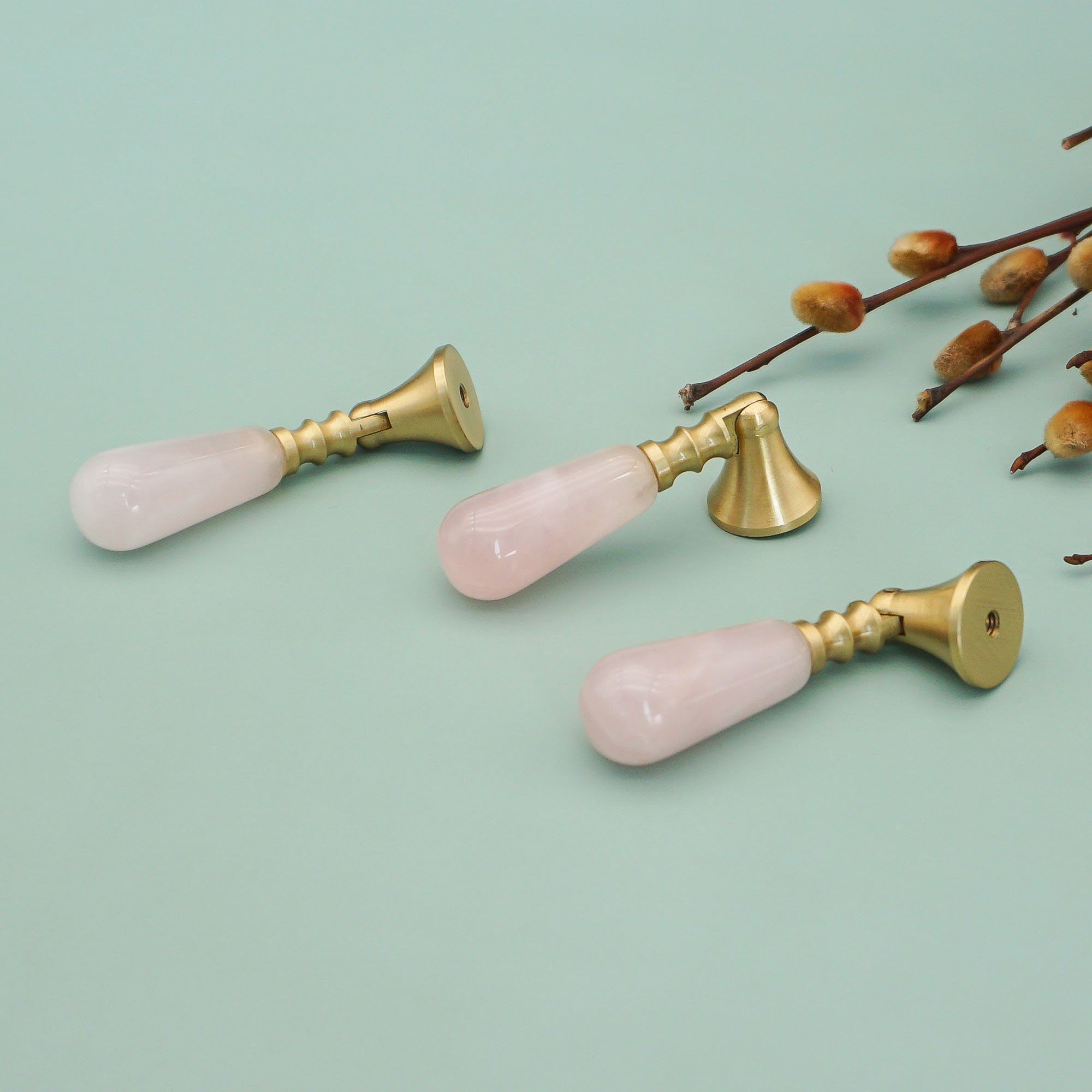 ピンククリスタル + 真鍮ドアノブとハンドルキッチンキャビネ - Furniture Hardware Drop Pulls のレビューと価格